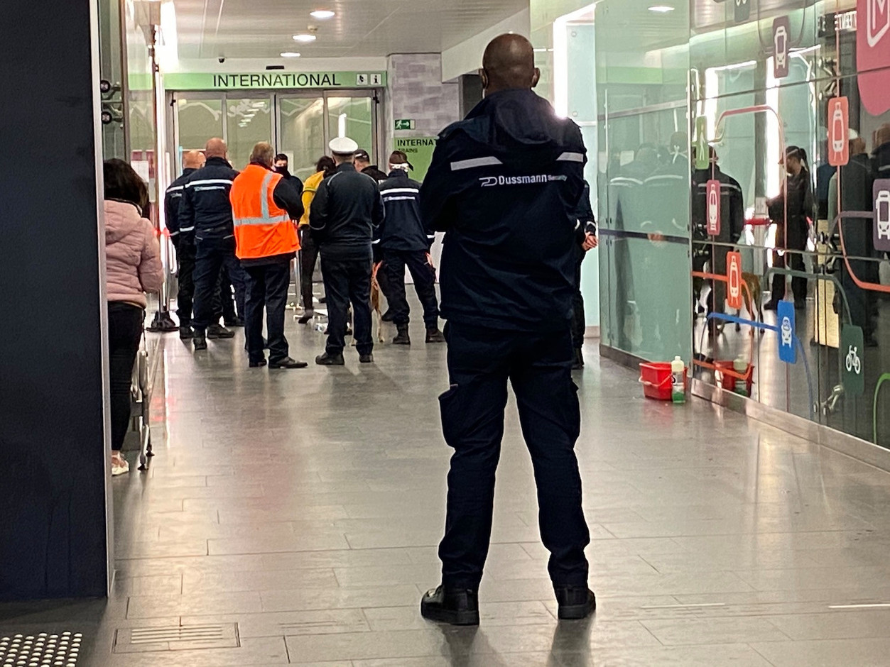 Seule «animation» dans une gare de Luxembourg assez calme, l’interpellation d’un homme. (Photo: Paperjam)