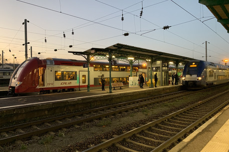 7h57 et 8h06, les deux derniers TER à aller vers Luxembourg en ce mardi de grève. Le premier était tout juste plein et le second largement vide. À la différence des deux TER partis une demi-heure plus tôt. (Photo: Paperjam)