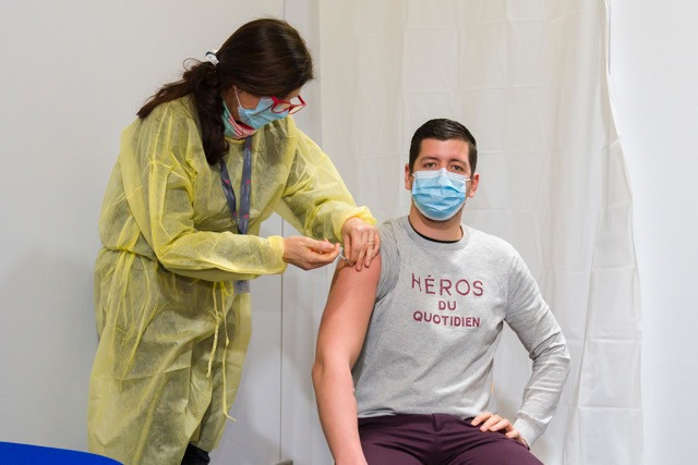 Health worker Kevin Nazzaro was among the first in Luxembourg to be vaccinated back in January. Trust in science means that 82% of the population is now keen to get the covid vaccine. SIP / Emmanuel Claude (archive photo=
