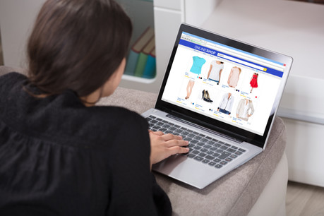 Globalement, et de loin, les vêtements sont les biens physiques les plus achetés sur internet. (Photo: Shutterstock)