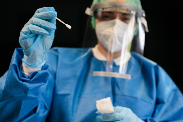 Le nombre des infections a rebondi après une journée dominicale traditionnellement plus calme au niveau du nombre de prélèvements réalisés (Photo: Matic Zorman / Maison Moderne)