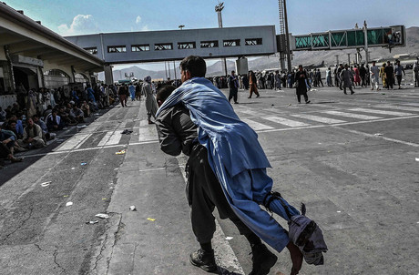 Le chaos semble total à l’aéroport de Kaboul, où les USA craignent maintenant un attentat de l’État islamique. (Photo: Shutterstock)