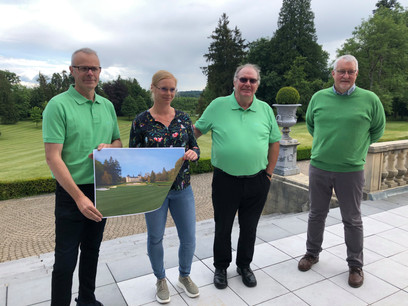 Roby Schintgen (au centre, à côté de sa fille Fiona, avec qui il pilote le projet), Olivier Boulard (à gauche) et l’architecte Joël Collard (à droite) ont revu le projet, qui devrait aboutir en 2023. (Photo: Maison Moderne/archives)