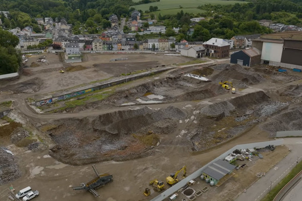 Plus de 20 ans après la fermeture du laminoir, Neischmelz est entré dans une nouvelle phase avec le début des travaux d’infrastructure. (Screenshot: chaîne Youtube du Fonds du Logement)