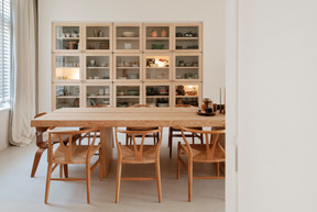 The dining room, in light wood adds a warm, balanced touch. This soft colour catches the light and creates a soothing atmosphere. (Photo: PANCAKE! Photography)