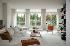 Dressed in a fabric in natural shades, the sofa invites relaxation and serenity. (Photo: PANCAKE! Photography)