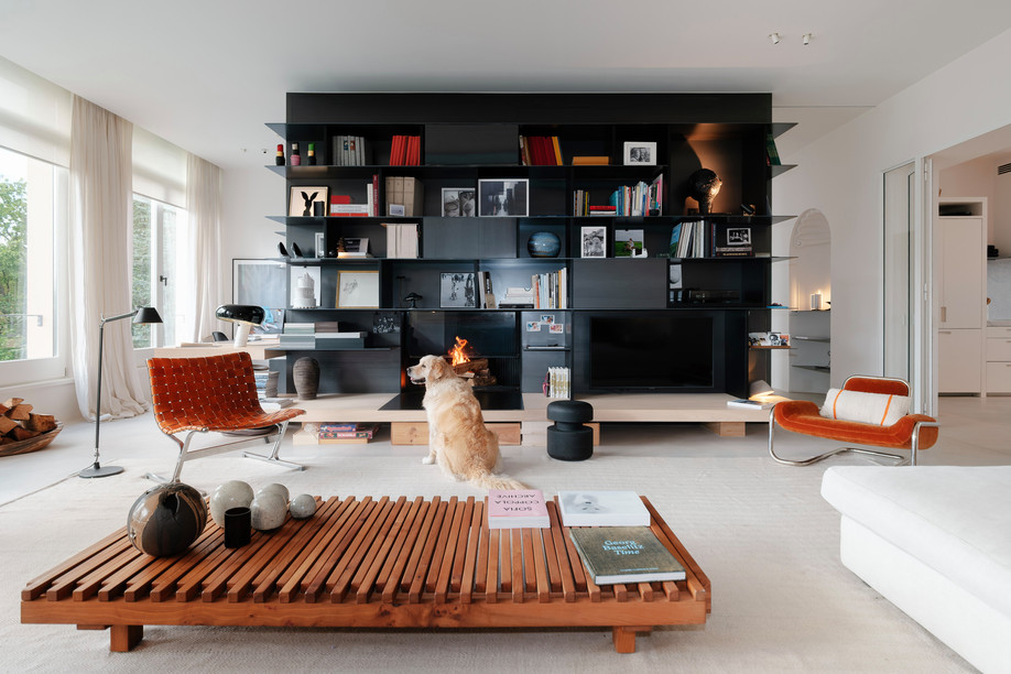 In the living room, the black bookcase adds elegance and contrast to the rest of the room's neutral tones. (Photo: PANCAKE! Photographie)