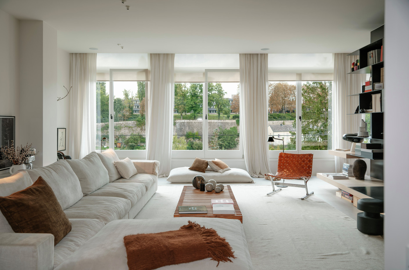 Dressed in a fabric in natural shades, the sofa invites relaxation and serenity. (Photo: PANCAKE! Photography)
