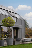 Anecdote: this is the second house signed by Metaform, which no longer builds them today. The exterior zinc cladding adds a contemporary touch and is weatherproof. (Photo: Jan Hanrion/Paperjam)
