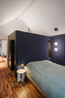 The master bedroom has been tastefully renovated: the integrated bathroom communicates with the sleeping area. (Photo: Jan Hanrion/Paperjam)