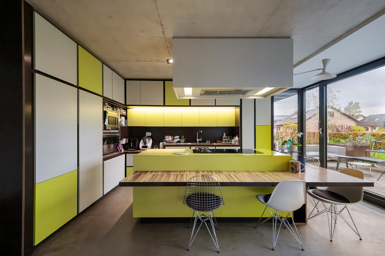Open spaces, vibrant colours and a loft atmosphere designed by Metaform for this house built in 2007. (Photo: Jan Hanrion/Paperjam)