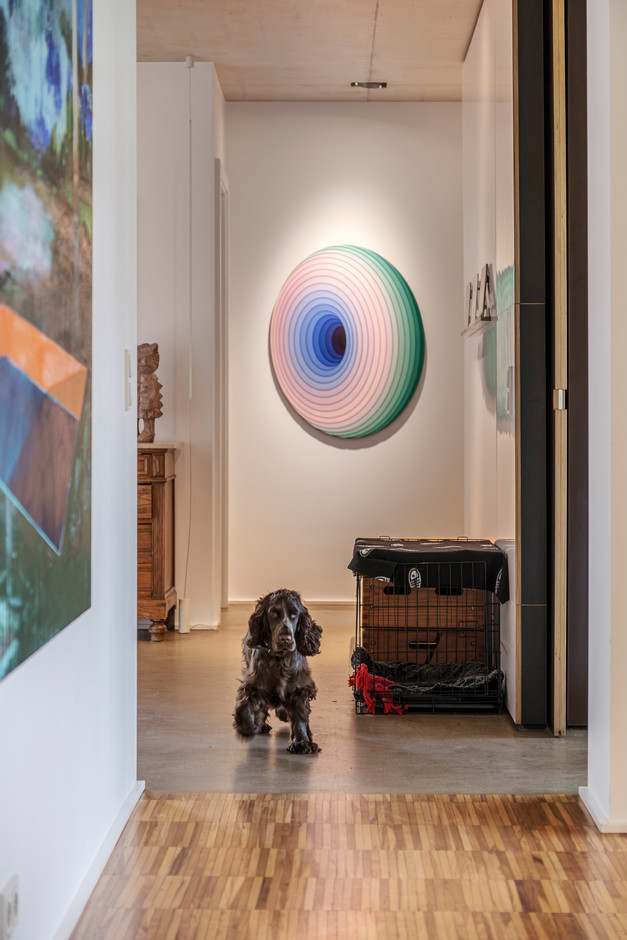 The house reveals large volumes in raw concrete, a tribute to the building sites of her contractor father. An art lover, Laure Elsen has created a living space. (Photo: Jan Hanrion/Paperjam)