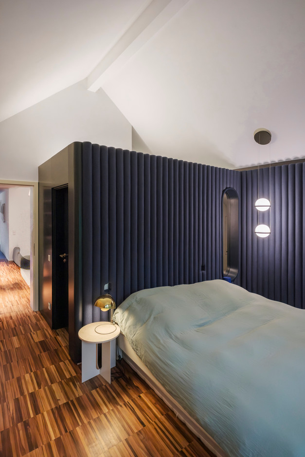 The master bedroom has been tastefully renovated: the integrated bathroom communicates with the sleeping area. (Photo: Jan Hanrion/Paperjam)