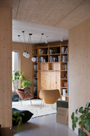 A living space with pine walls, this lounge bathed in natural warmth welcomes reading, naps and family moments. Open to nature, it becomes a veritable refuge of calm and contemplation. (Photo: Jan Hanrion/Paperjam)