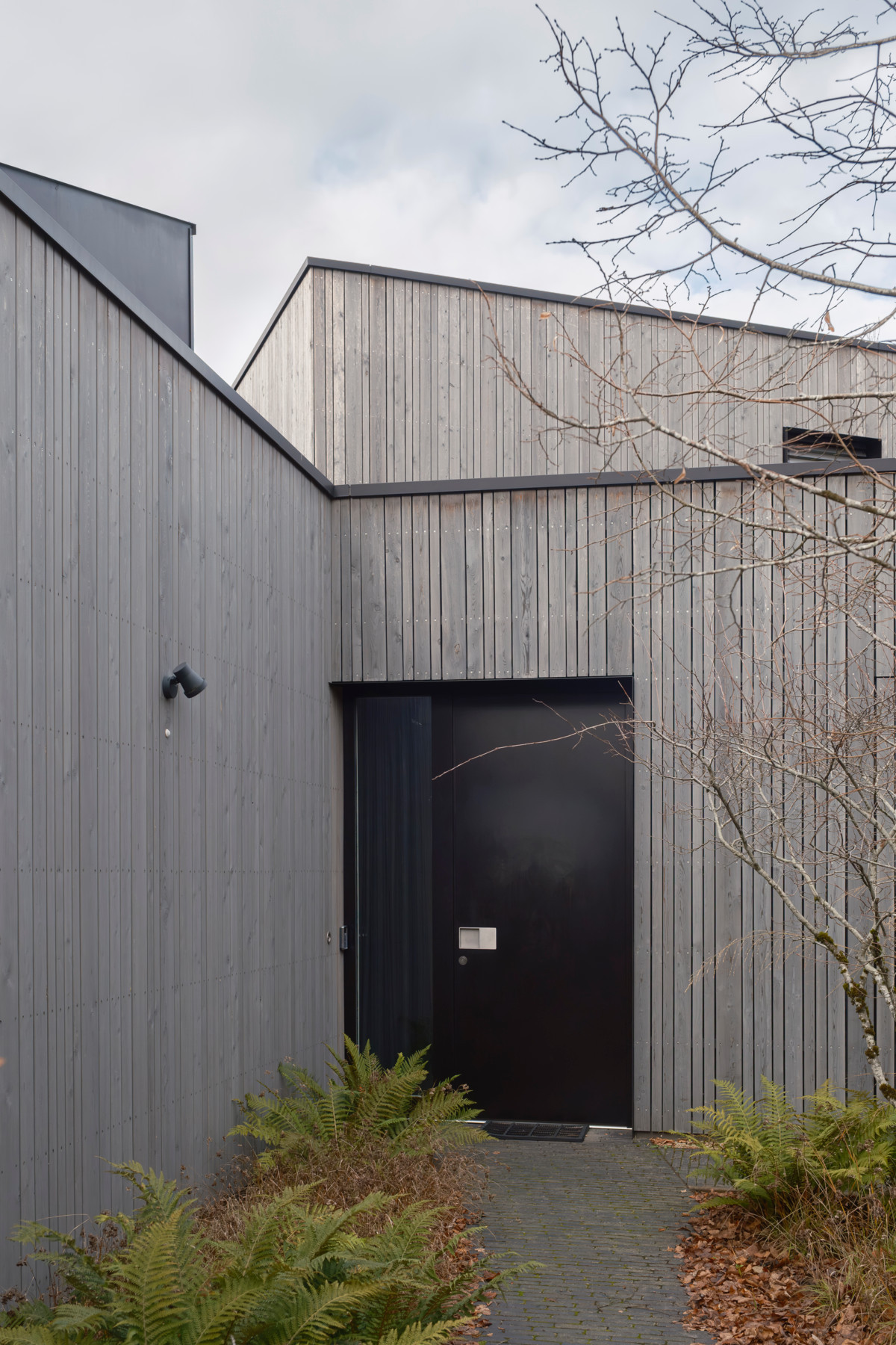 A house made entirely of European wood, designed in prefabricated modules: a box structure with unconventional charm that makes up an architectural puzzle. (Photo: Jan Hanrion/Paperjam)