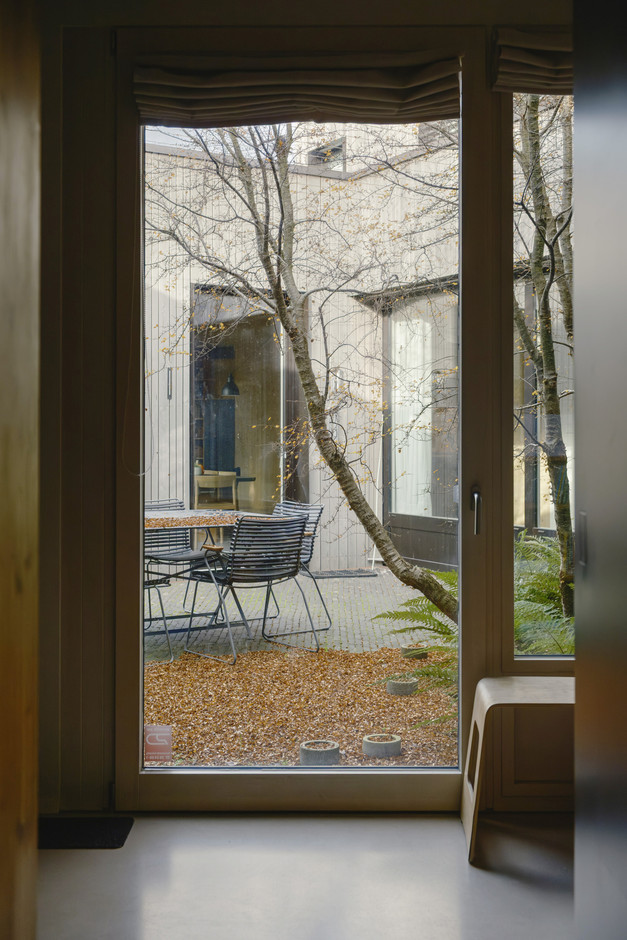 Nature penetrates the house and inhabits it: a living landscape that it lets express itself. (Photo: Jan Hanrion/Paperjam)