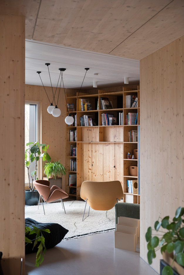 A living space with pine walls, this lounge bathed in natural warmth welcomes reading, naps and family moments. Open to nature, it becomes a veritable refuge of calm and contemplation. (Photo: Jan Hanrion/Paperjam)