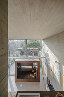 Like a small box within a very large one, this rather unique wooden formwork was intended as an island of relaxation and privacy so that everyone, whatever their occupations, can enjoy each other without encroaching on each other’s territory. (Photo: Jan Hanrion/Paperjam)