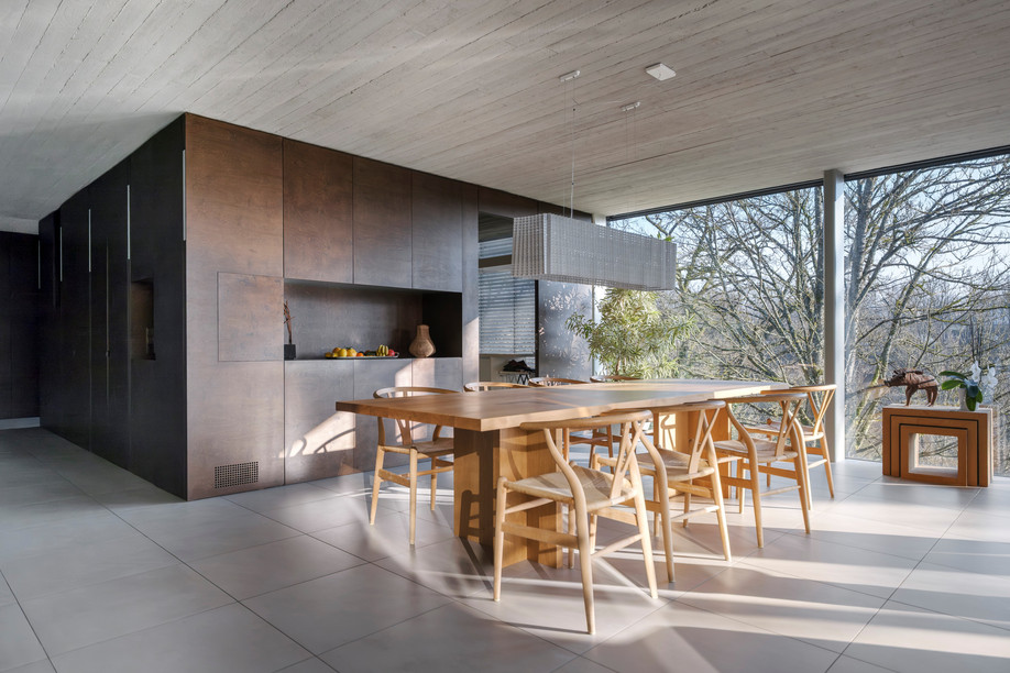 The dining area illustrates the characteristic way in which the house has been designed: made entirely of wood, concrete and the same floor covering throughout. (Photo: Jan Hanrion/Paperjam)