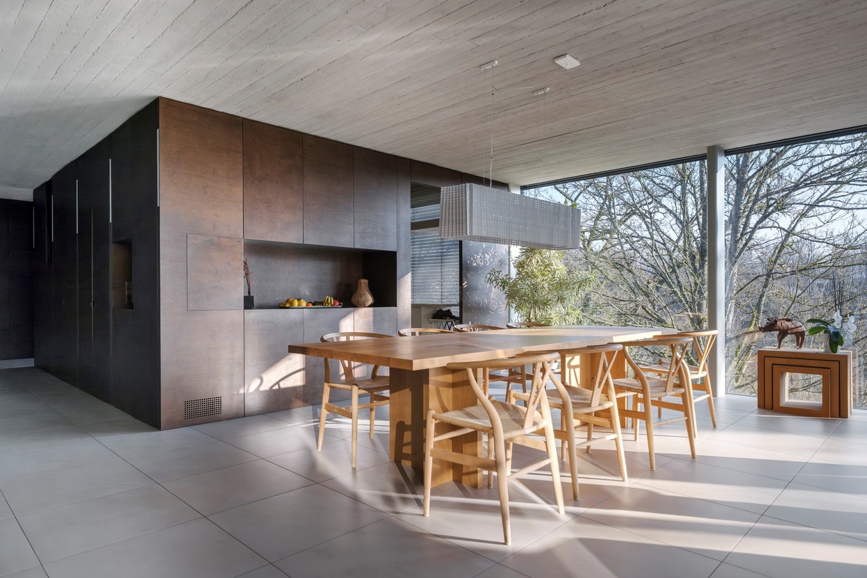 The dining area illustrates the characteristic way in which the house has been designed: made entirely of wood, concrete and the same floor covering throughout. (Photo: Jan Hanrion/Paperjam)