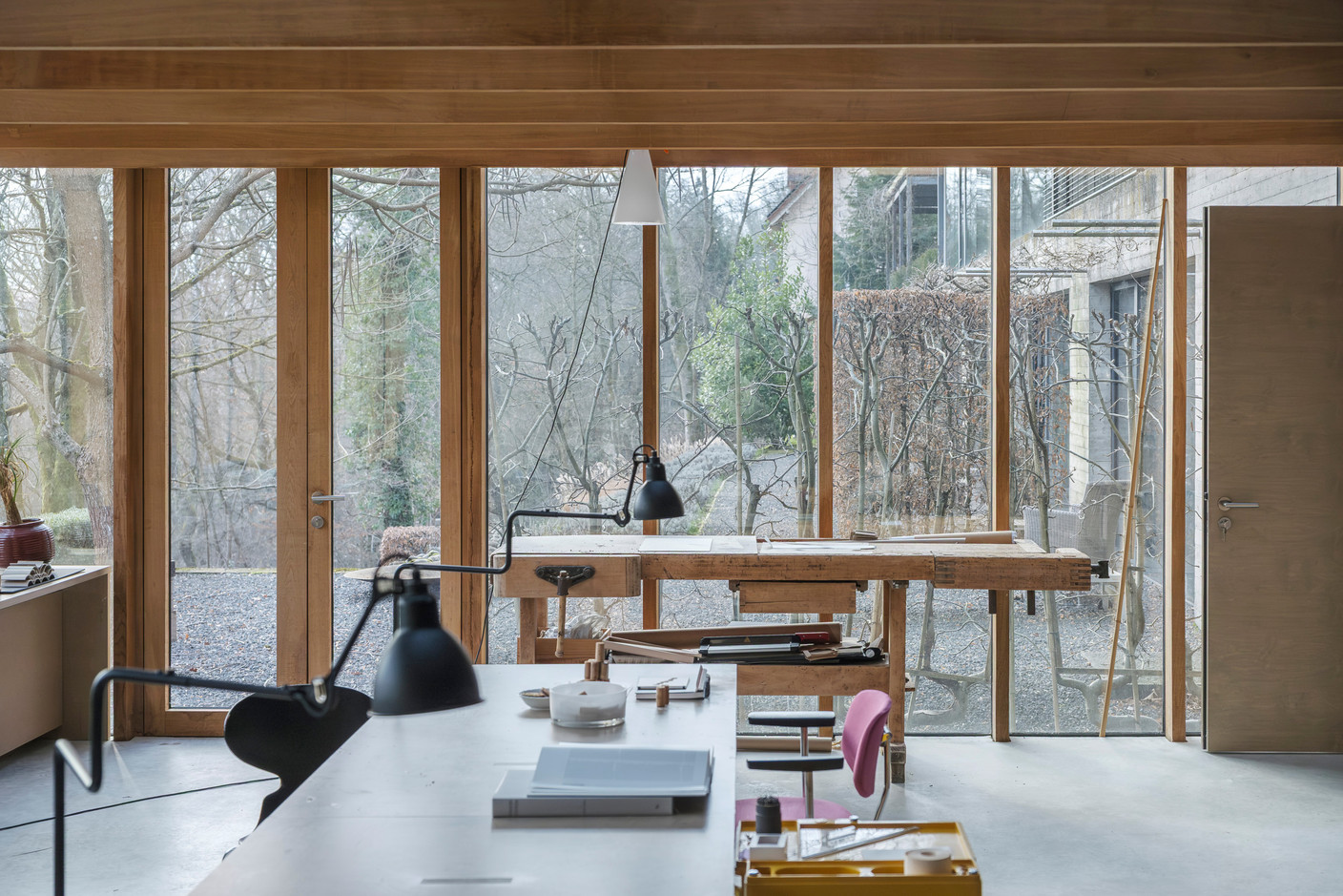 The greenhouse is the place from which the architect’s ideas spring, but also the place of heritage and transmission as he welcomes his grandchildren there for afternoons of exchange and creation. (Photo: Jan Hanrion/Paperjam)