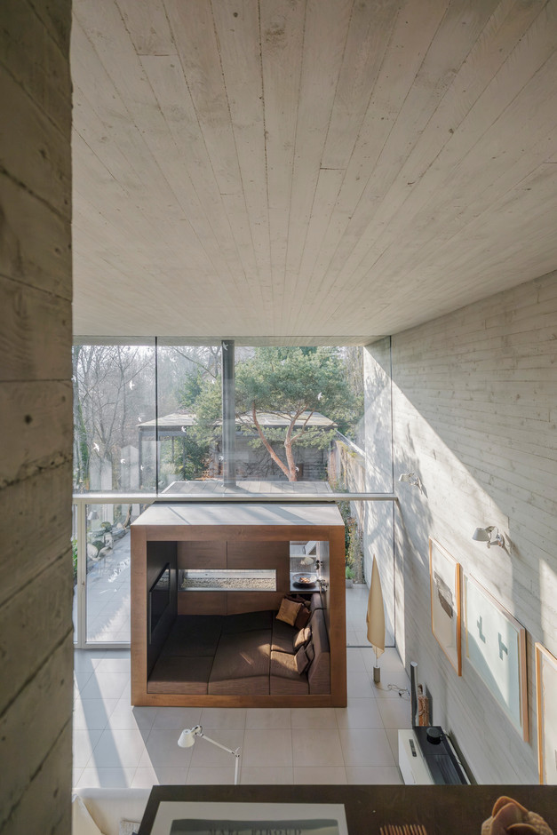 Like a small box within a very large one, this rather unique wooden formwork was intended as an island of relaxation and privacy so that everyone, whatever their occupations, can enjoy each other without encroaching on each other’s territory. (Photo: Jan Hanrion/Paperjam)