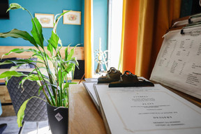 Comfortable benches strewn with cushions, light wood furniture, fabric-upholstered chairs and a variety of pictures on the walls provide the perfect setting to enjoy a simple, unfussy meal. Marie Russillo (Maison Moderne)
