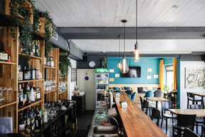 Comfortable benches strewn with cushions, light wood furniture, fabric-upholstered chairs and a variety of pictures on the walls provide the perfect setting to enjoy a simple, unfussy meal. Marie Russillo (Maison Moderne)