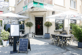 Bathed in direct sunlight for much of the day and shrouded in greenery, it offers just the right amount of shade and privacy for some delicious, peaceful time out just a few minutes from the station. Marie Russillo (Maison Moderne)
