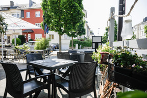 Bathed in direct sunlight for much of the day and shrouded in greenery, it offers just the right amount of shade and privacy for some delicious, peaceful time out just a few minutes from the station. Marie Russillo (Maison Moderne)