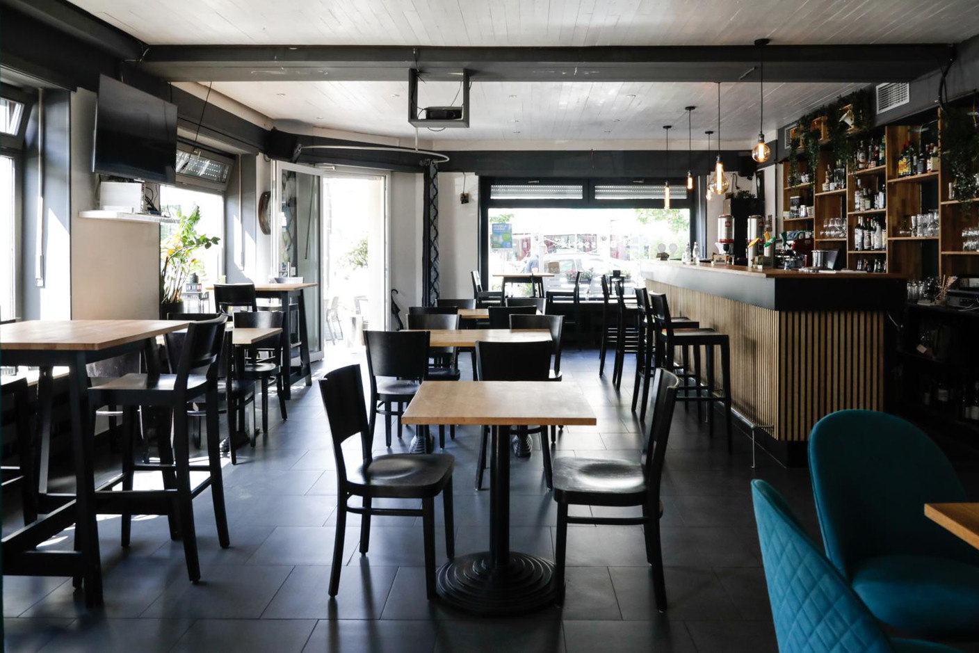 Comfortable benches strewn with cushions, light wood furniture, fabric-upholstered chairs and a variety of pictures on the walls provide the perfect setting to enjoy a simple, unfussy meal. Marie Russillo (Maison Moderne)