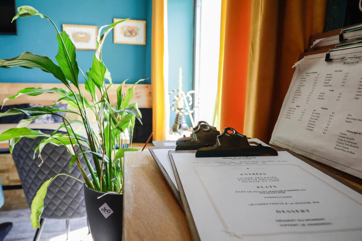 Comfortable benches strewn with cushions, light wood furniture, fabric-upholstered chairs and a variety of pictures on the walls provide the perfect setting to enjoy a simple, unfussy meal. Marie Russillo (Maison Moderne)