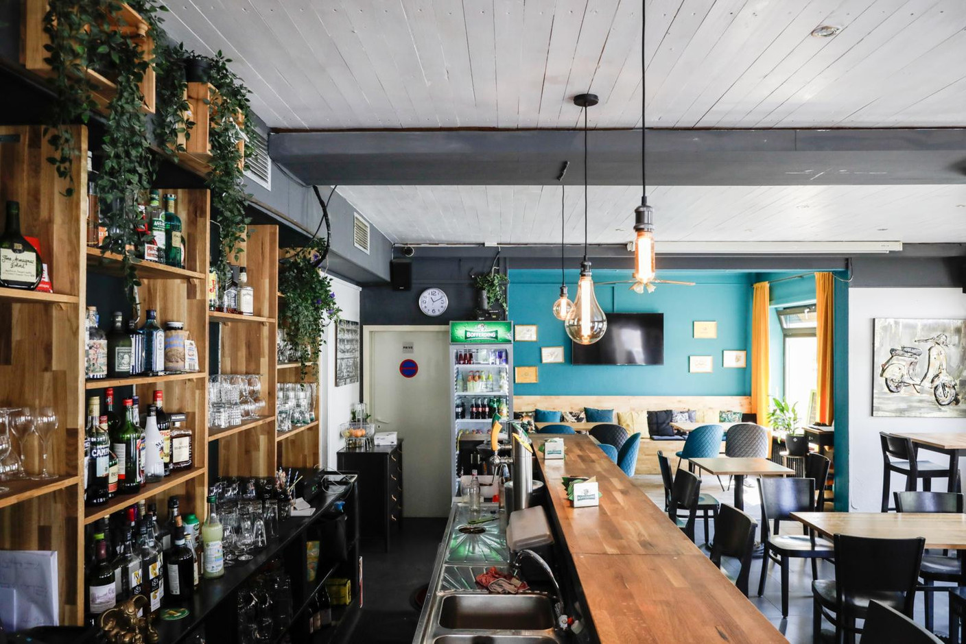 Comfortable benches strewn with cushions, light wood furniture, fabric-upholstered chairs and a variety of pictures on the walls provide the perfect setting to enjoy a simple, unfussy meal. Marie Russillo (Maison Moderne)