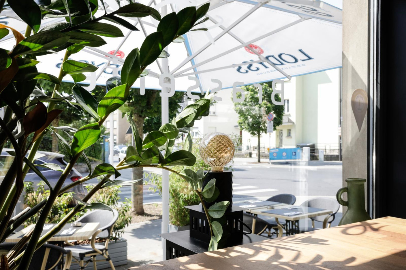 Bathed in direct sunlight for much of the day and shrouded in greenery, it offers just the right amount of shade and privacy for some delicious, peaceful time out just a few minutes from the station. Marie Russillo (Maison Moderne)