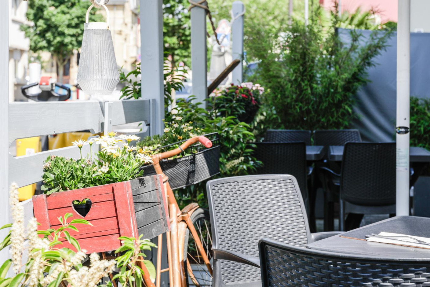 Bathed in direct sunlight for much of the day and shrouded in greenery, it offers just the right amount of shade and privacy for some delicious, peaceful time out just a few minutes from the station. Marie Russillo (Maison Moderne)