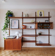 As vintage enthusiasts, the couple have brought together pieces found at the Amsterdam and Brussels markets, among others: years of research and favourites sublimate their interior. (Photo: Jan Hanrion/Paperjam)