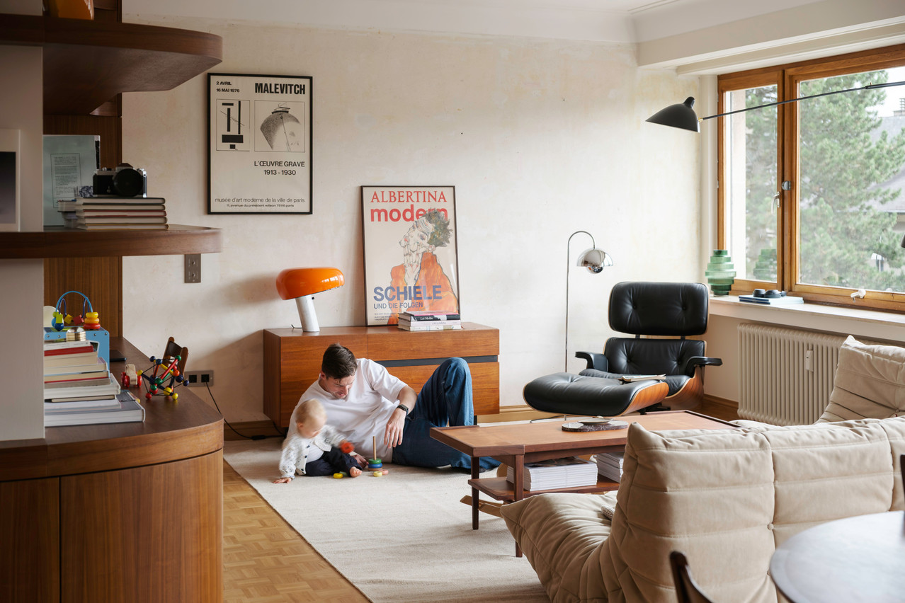 Made to measure, the large shelving unit in the living room incorporates a discreet desk and storage space. In a design spirit, its rounded lines combine aesthetics and practicality, right down to the shortened shelves. (Photo: Jan Hanrion/Paperjam)