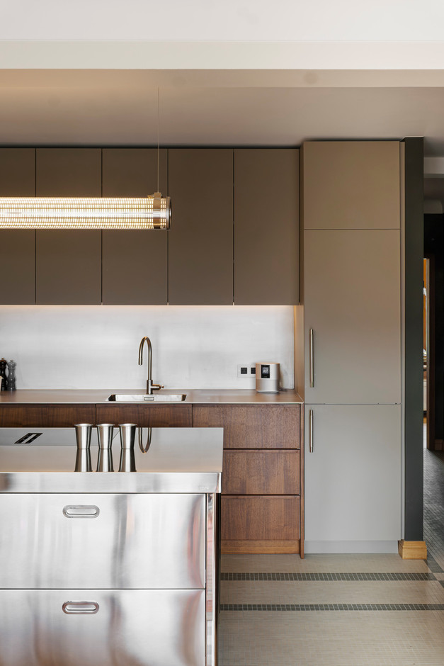 The centrepiece, the kitchen adopts an assertive industrial spirit, combining wood and stainless steel with matt and gloss finishes, a reflection of the couple's style. (Photo: Jan Hanrion/Paperjam)
