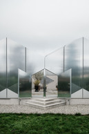 Visible only through its roof from the road, the building asserts itself as a signal. Jil Bentz has given it a strong identity by cladding it in aluminium. (Photo: Patricia Pitsch / Paperjam)