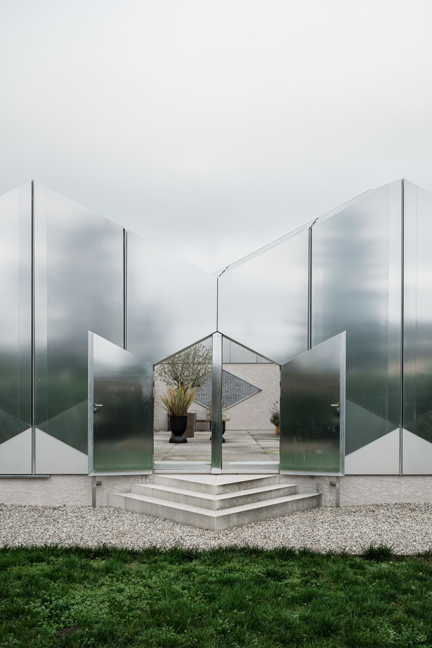 Visible only through its roof from the road, the building asserts itself as a signal. Jil Bentz has given it a strong identity by cladding it in aluminium. (Photo: Patricia Pitsch / Paperjam)