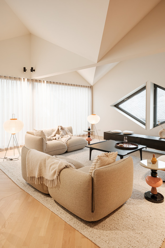 In the living room, structure and furniture balance each other to create a harmonious space. The carefully chosen furniture, like the Japanese lamps, are distinguished by their lightness and delicacy. (Photo: Patricia Pitsch / Paperjam)