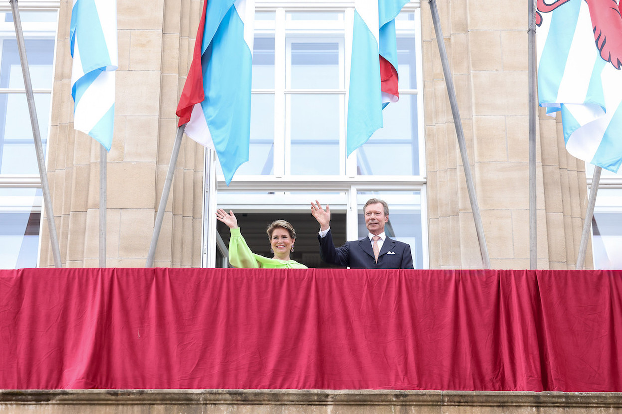 Grand Duchess Maria Teresa and Grand Duke Henri on the balcony of the commune in Esch-sur-Alzette, 22 June 2025. Photo: Sophie Margue / Maison du Grand-Duc
