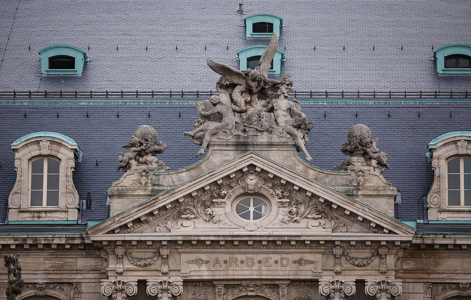 The sculpture above the entrance sees Victoria crown Mercury, the god of financial gain and commerce (Photo: Maison Moderne/Archive)
