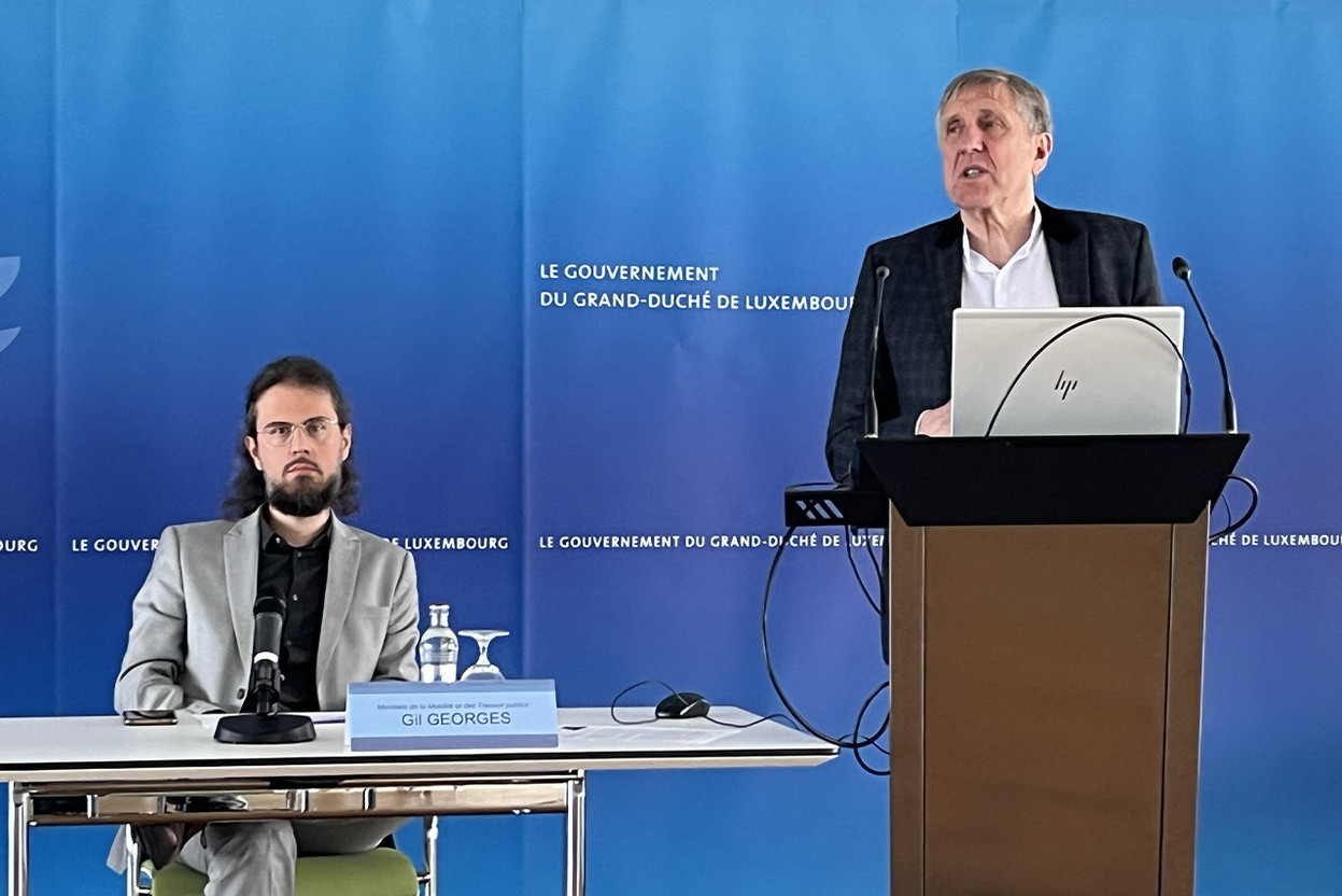 The minister of mobility and public works, François Bausch and Gil Georges, mobility planning department, detailed the ambitions of the digital mobility observatory.    Photo: Maison Moderne