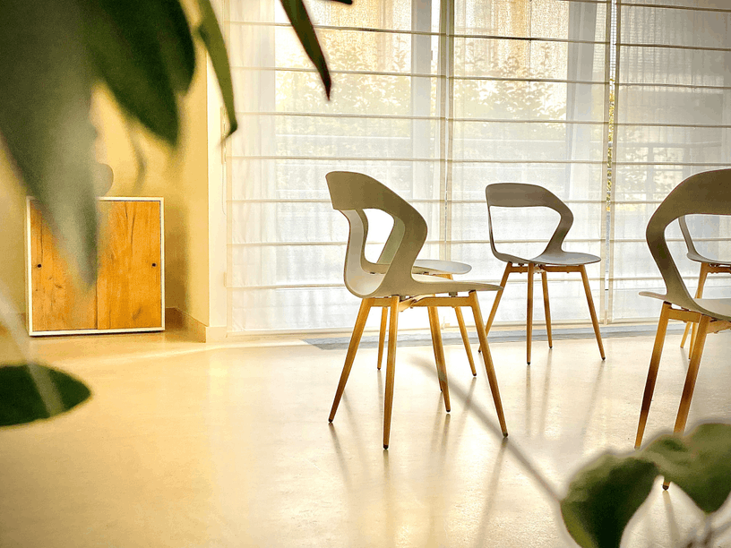 The new group workshop room at the Cabinet de Psychologie Belair, designed to provide a space for collective learning and exchange in the field of mental health. Photo: Aurore Jurga