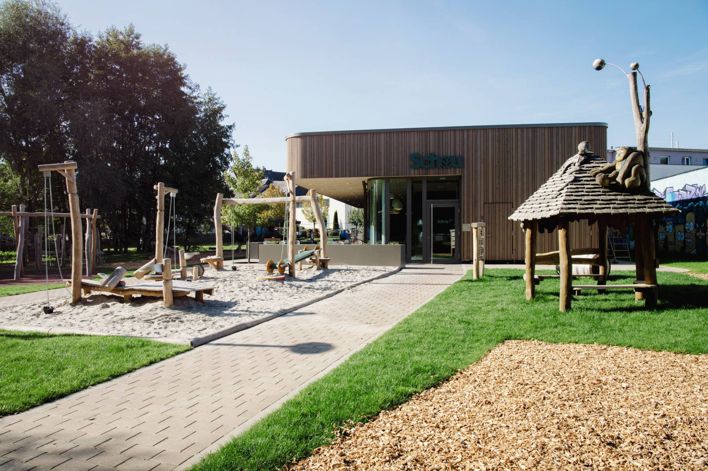 The wooden façade is in harmony with its surroundings. Photo: Linda Blatzek