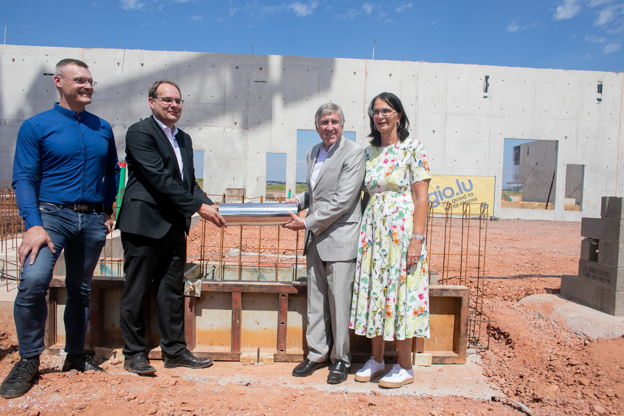 Gilles Feith (CEO of LuxairGroup), Alexander Flassak (CEO of lux-Airport), François Bausch (Minister of Public Works and Mobility) and Simone Massard-Stitz (Mayor of Sandweiler CSV) symbolically laid a cylinder in the foundation stone of the building. (Photo: Matic Zorman/Maison Moderne)
