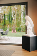  Contemporary artworks, sourced during travels and at various art fairs, punctuate and define the interior atmosphere.  (Photo: Julian Pierrot/Paperjam)