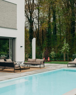  The garden, sheltered from view, also seems to blend into the nearby woodland. A sculpture interacts with the water of the swimming pool, creating an almost theatrical composition. (Photo: Julian Pierrot/Paperjam)