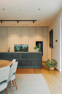 In keeping with contemporary kitchen design trends, Antonella’s kitchen exudes a sense of simplicity. All the everyday items have been gathered in the utility room. (Photo: Julian Pierrot/Paperjam)